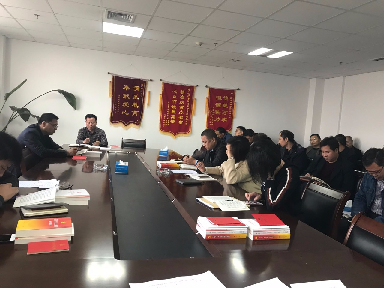 恒源熱力集團黨委召開理論中心組（擴大）會議學(xué)習(xí)貫徹黨的十九大精神