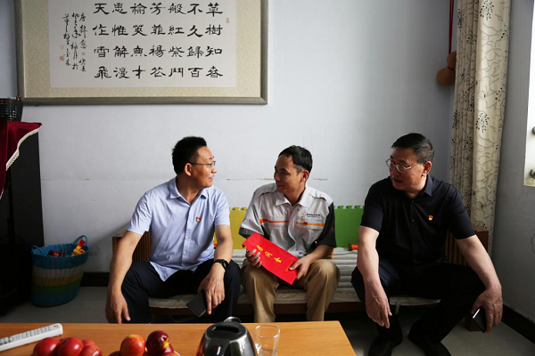 “七一”慰問送溫暖 黨內(nèi)關(guān)懷聚人心