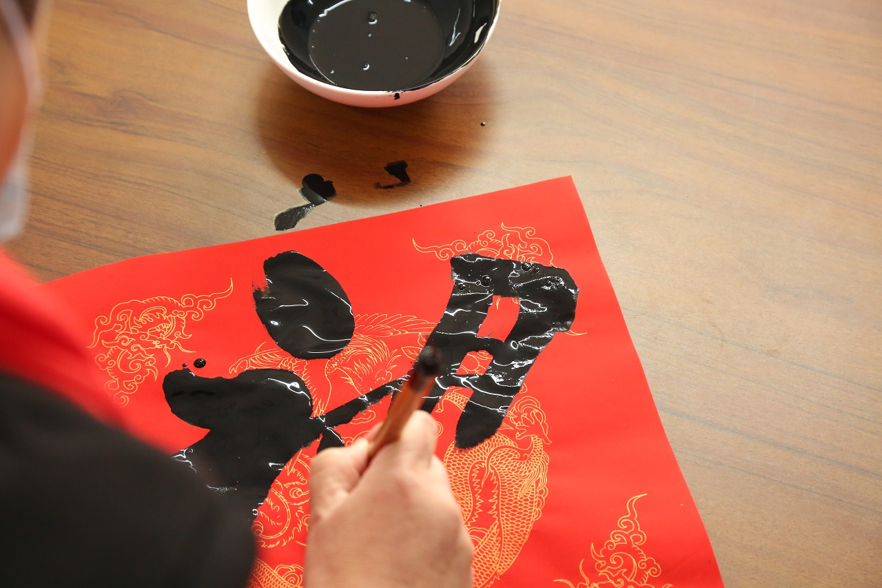 翰墨飄香傳文明 文化下鄉(xiāng)暖民心——臨沂市恒源熱力集團(tuán)有限公司開展迎新春送文化下鄉(xiāng)活動(dòng)